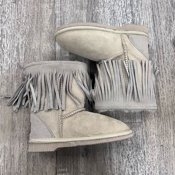 Koolaburra By UGG Kids Short Fringe Boots - Picture 1 of 8